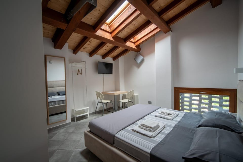 Bed, TV and multimedia, Photo of the whole room, Bedroom, towels