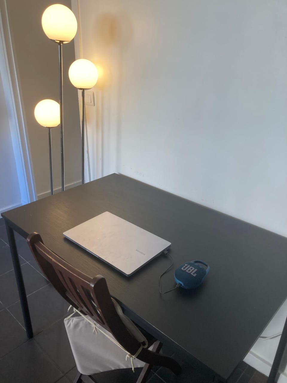 Grand studio 35m2 lumineux et étonnamment calme à 10 mètres du métro Avron et à seulement 3 minutes à pied de Nation Apartment in Paris