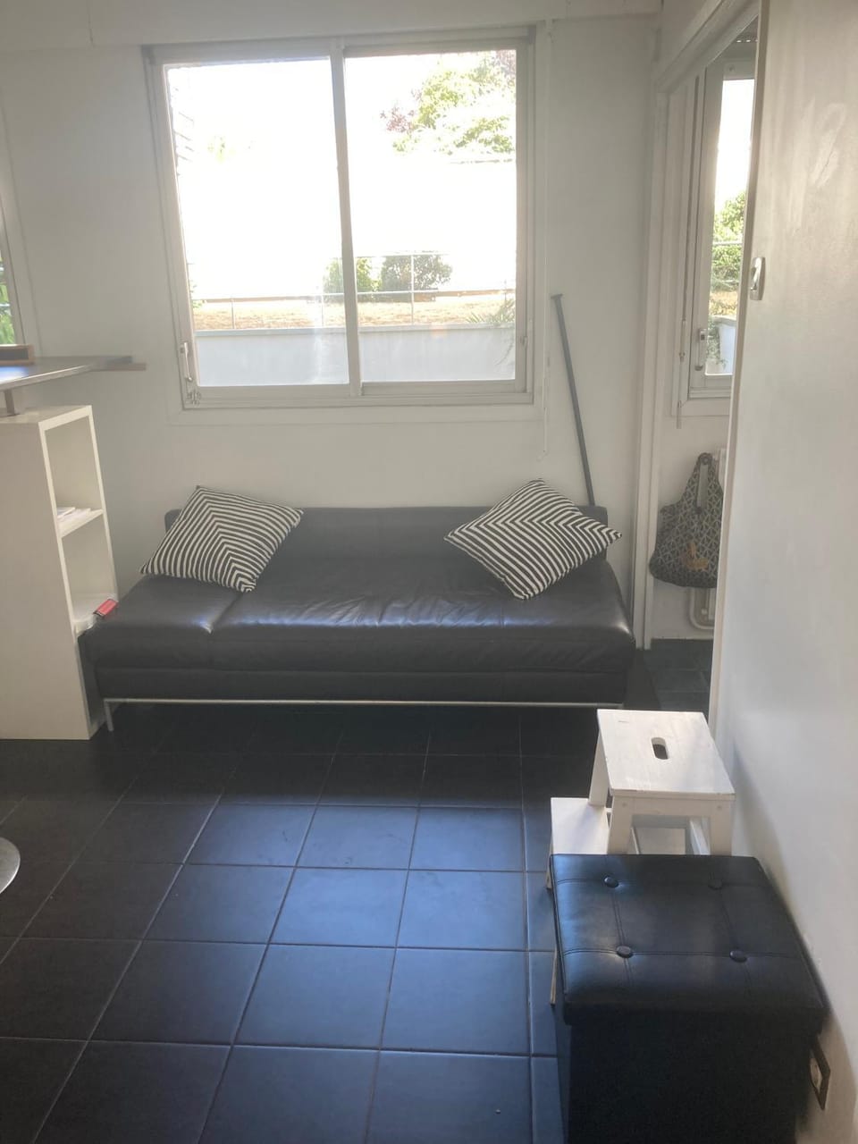 Grand studio 35m2 lumineux et étonnamment calme à 10 mètres du métro Avron et à seulement 3 minutes à pied de Nation Apartment in Paris