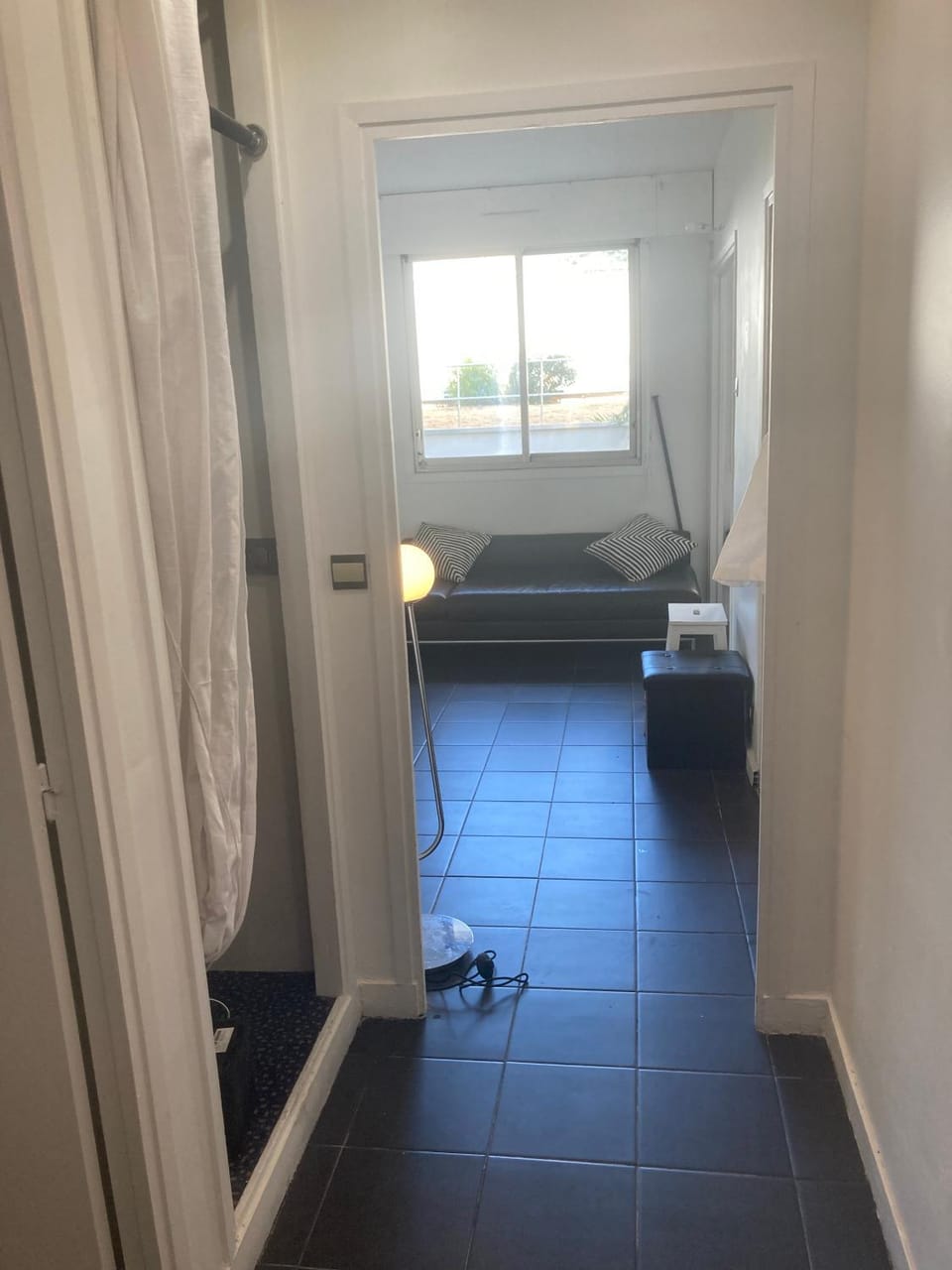 Grand studio 35m2 lumineux et étonnamment calme à 10 mètres du métro Avron et à seulement 3 minutes à pied de Nation Apartment in Paris