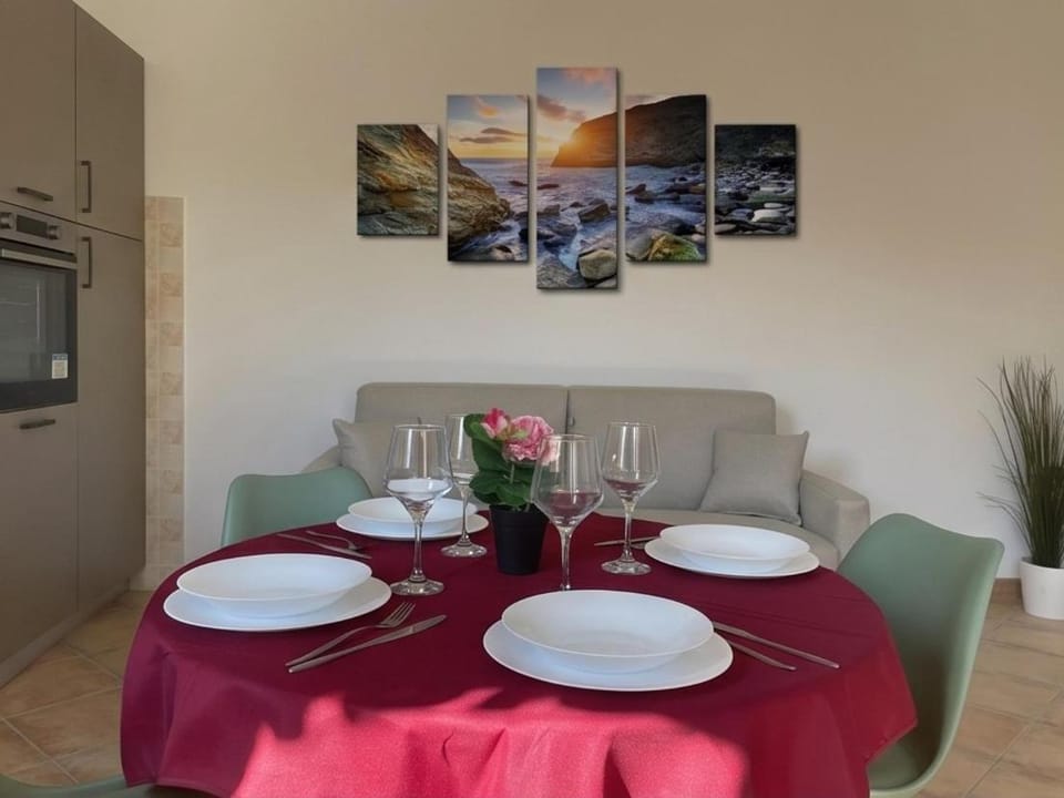 Kitchen or kitchenette, Living room, Seating area, Dining area