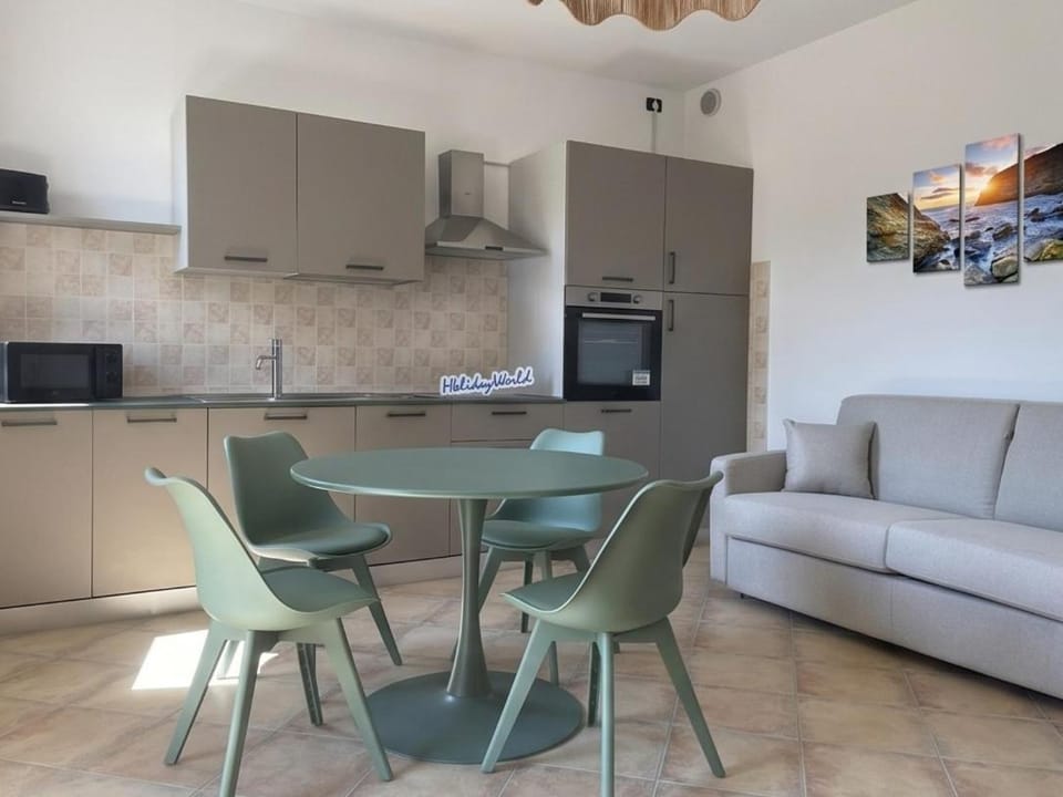 Kitchen or kitchenette, Living room, Seating area, Dining area, oven