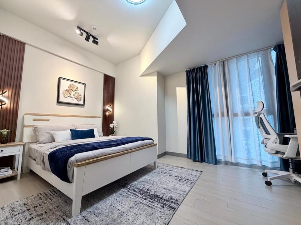 Uptown Luxe 2BR I 4BedsI balcony and City Views at BGC Apartment in Makati