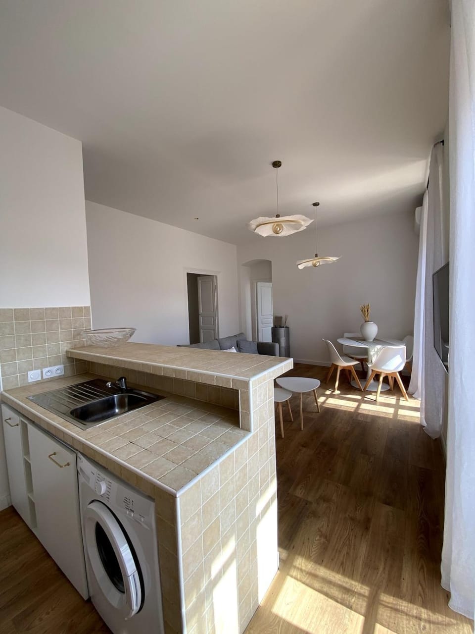 Kitchen or kitchenette, Dining area, stove