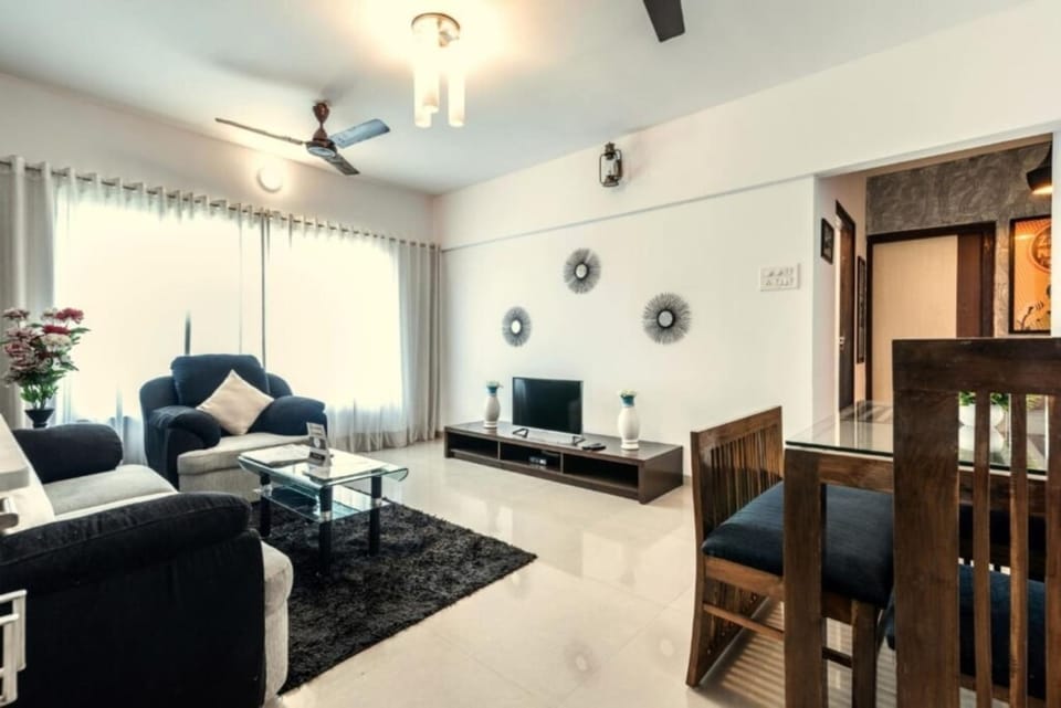 TV and multimedia, Living room, Photo of the whole room, Seating area, Dining area
