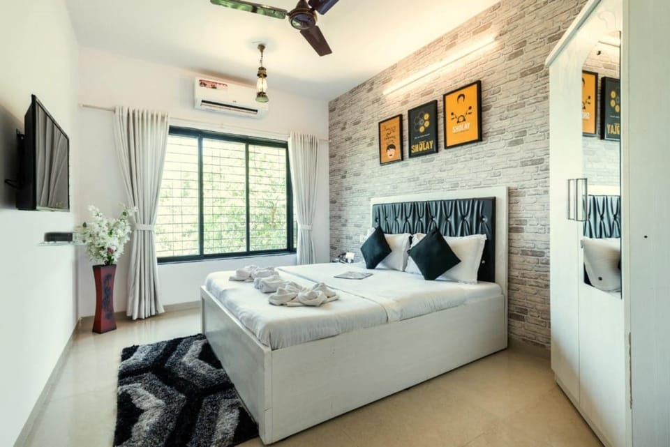 Bed, TV and multimedia, Living room, Photo of the whole room, Seating area, Bedroom, towels, wardrobe, air conditioner