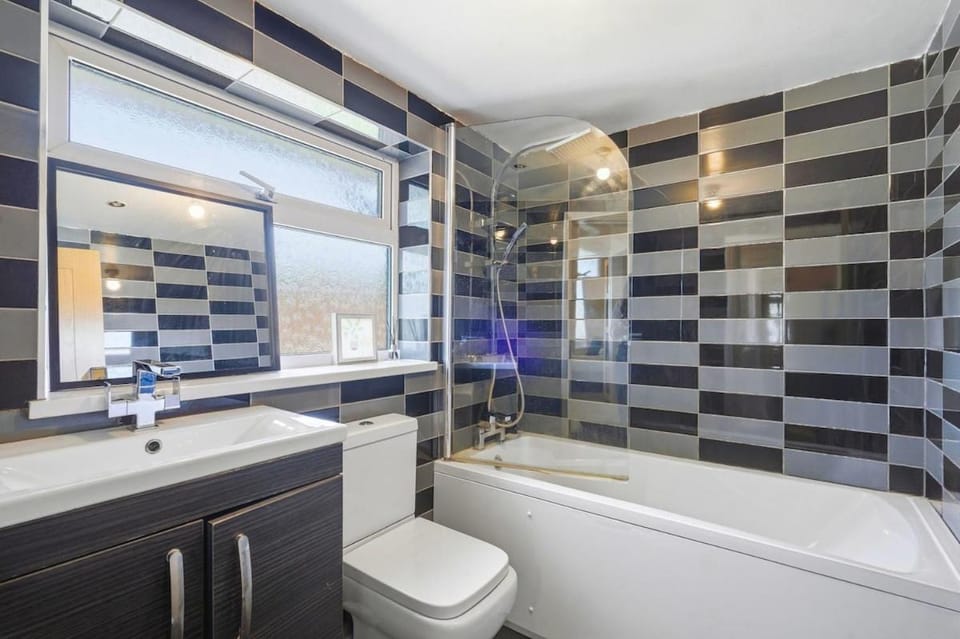 Stylish 3 bedroom in Birmingham House in Oldbury