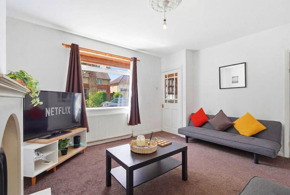 Stylish 3 bedroom in Birmingham House in Oldbury