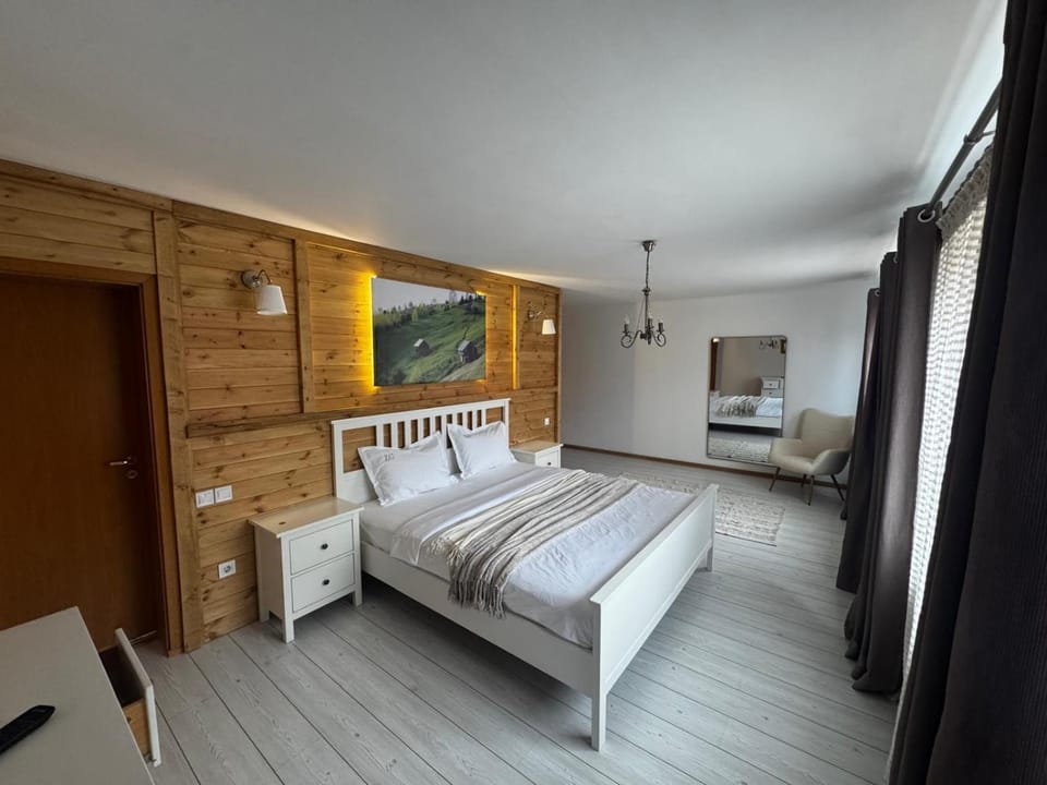 Bed, TV and multimedia, Bedroom