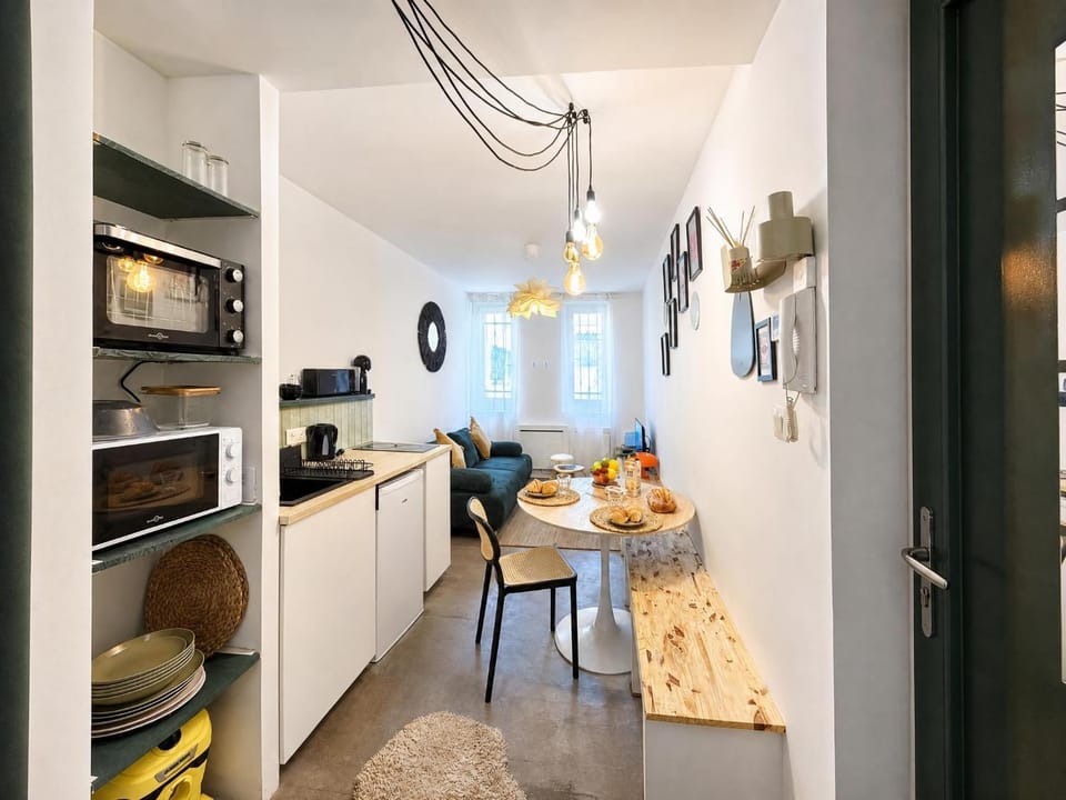 Kitchen or kitchenette, Dining area, oven, stove, toaster