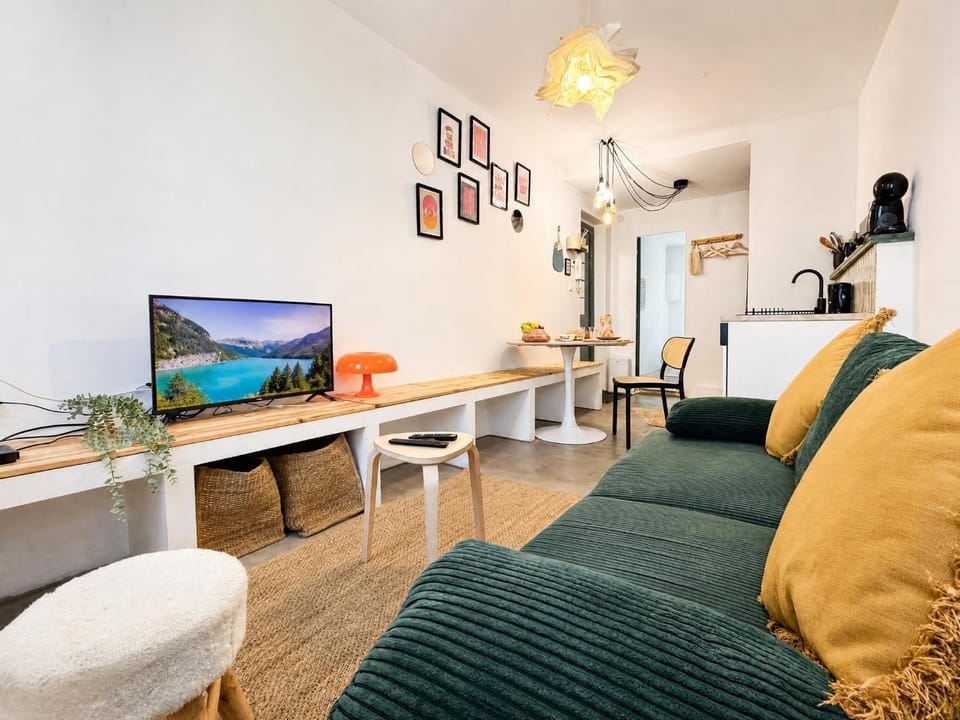 TV and multimedia, Living room, Seating area, Dining area