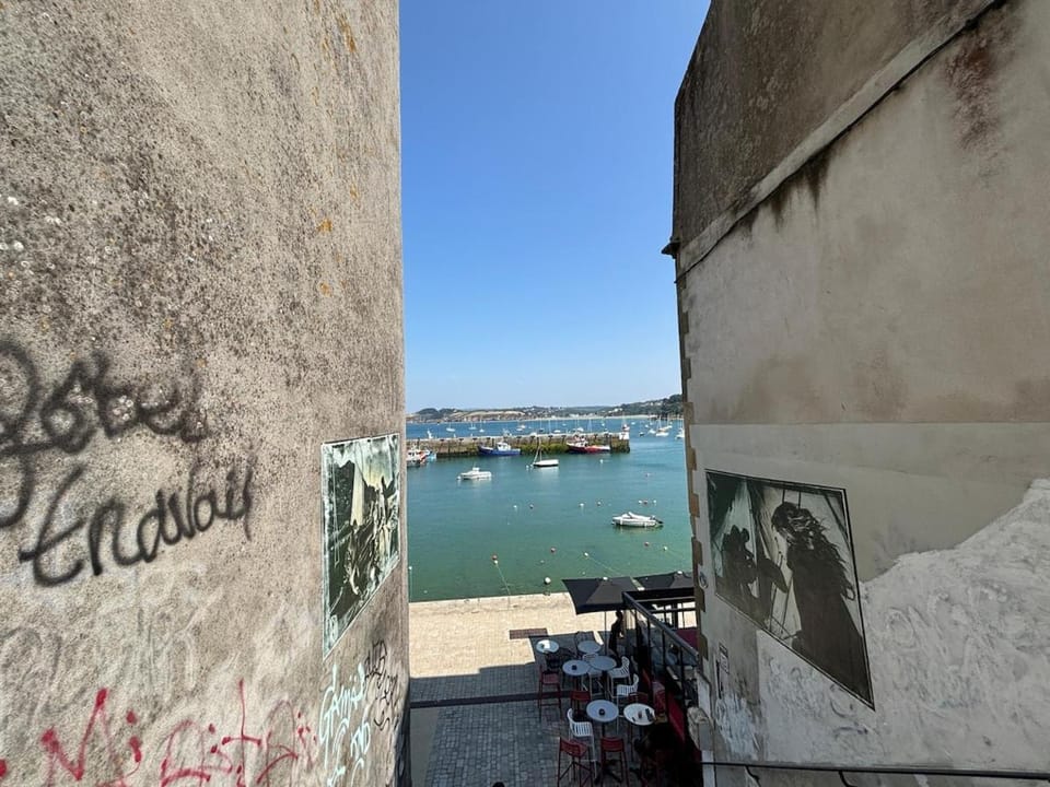 Raw - Entire Waterfront Accommodation Apartment in Douarnenez