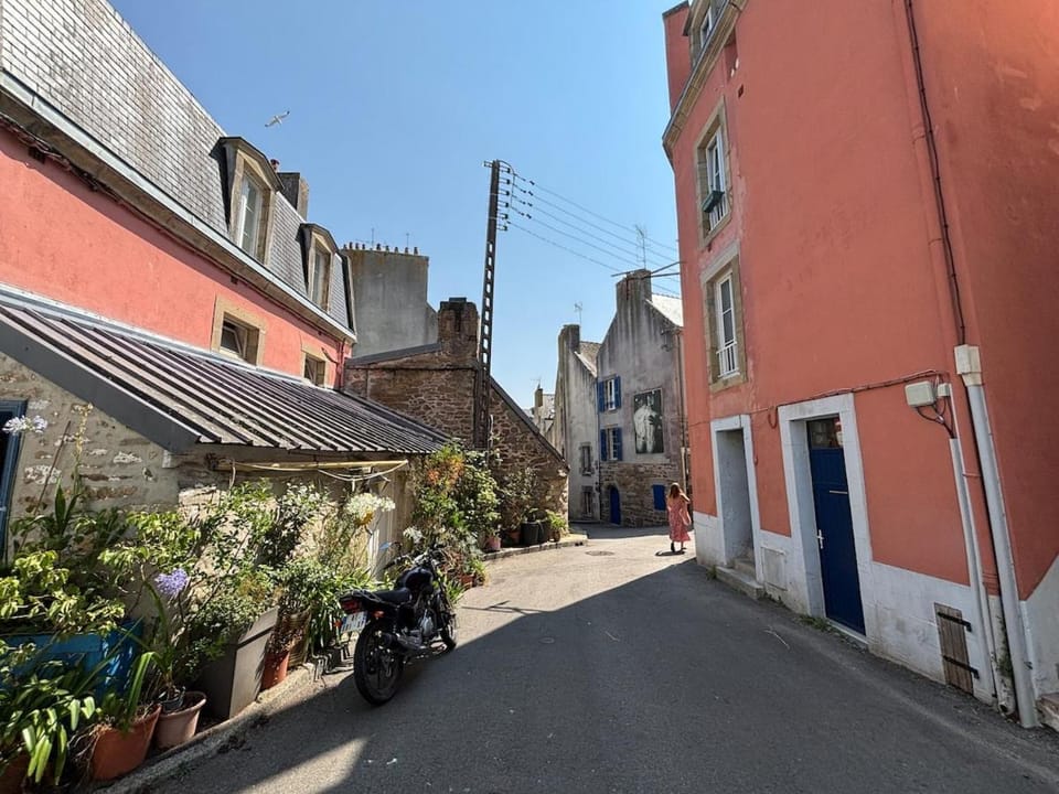 Raw - Entire Waterfront Accommodation Apartment in Douarnenez
