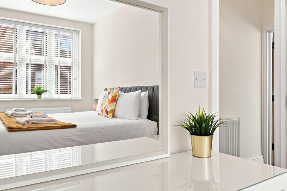Bed, Photo of the whole room, Bedroom, towels