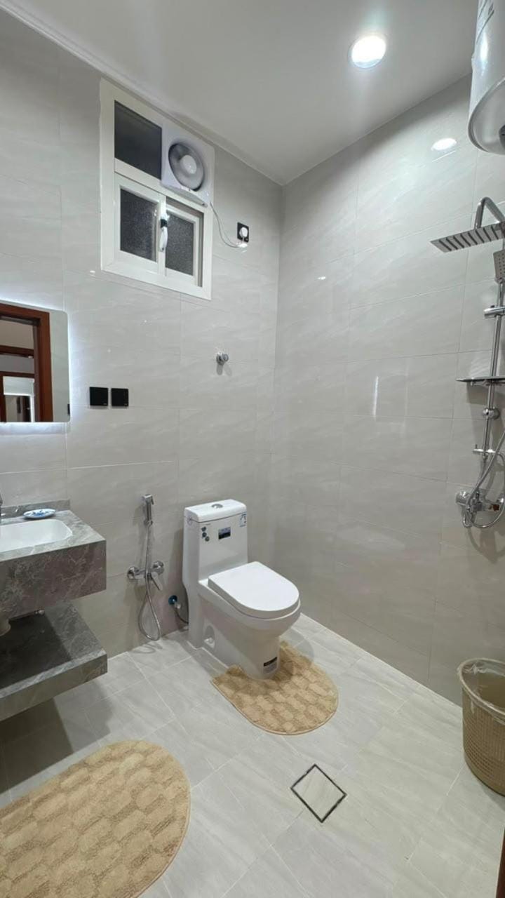 شقة 5 غرف و4 دورات مياه بالقرب من المطار Apartment in Saudi Arabia