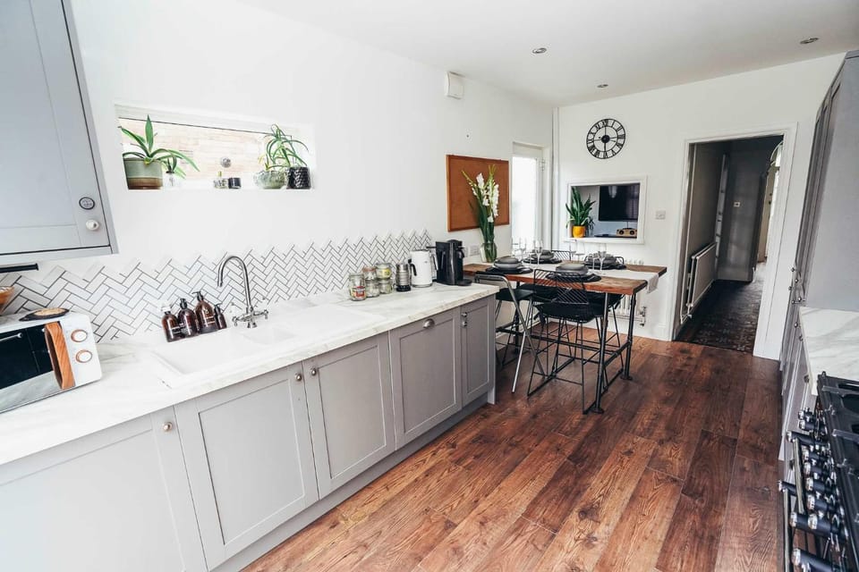 Coffee/tea facilities, Kitchen or kitchenette, Dining area, oven