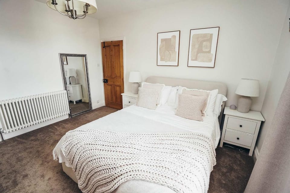 Bed, Photo of the whole room, Bedroom, internet, wardrobe