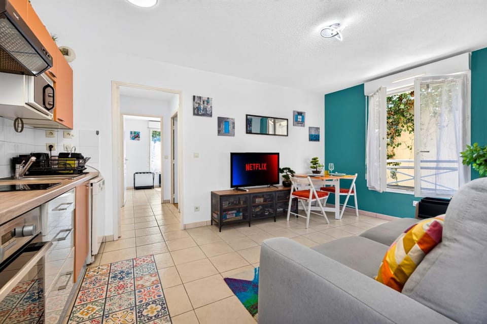 TV and multimedia, Kitchen or kitchenette, Living room, Seating area, Dining area, oven, stove