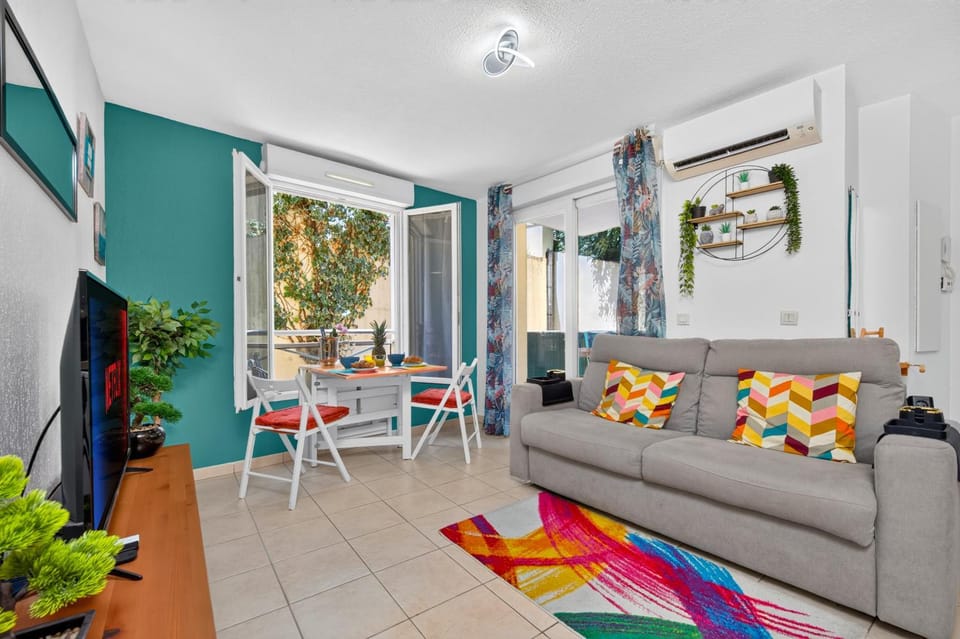 TV and multimedia, Living room, Seating area, Dining area