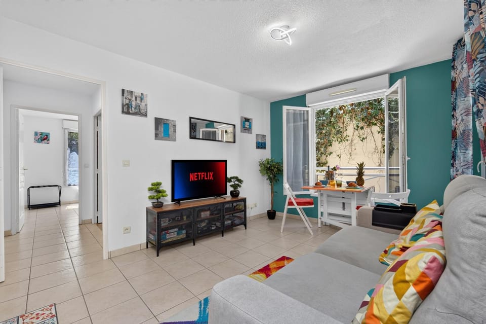 Communal lounge/ TV room, TV and multimedia, Living room, Seating area