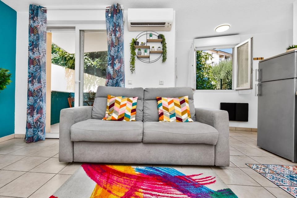Living room, Seating area, air conditioner