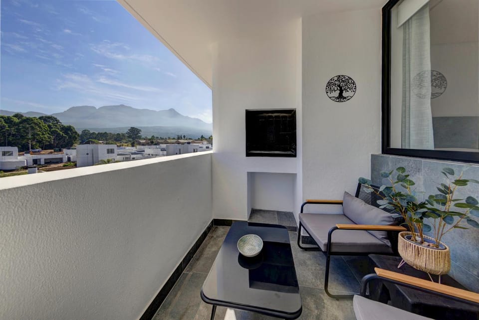 Designer Apartment Pool, Padel & Mountain Views Apartment in Western Cape