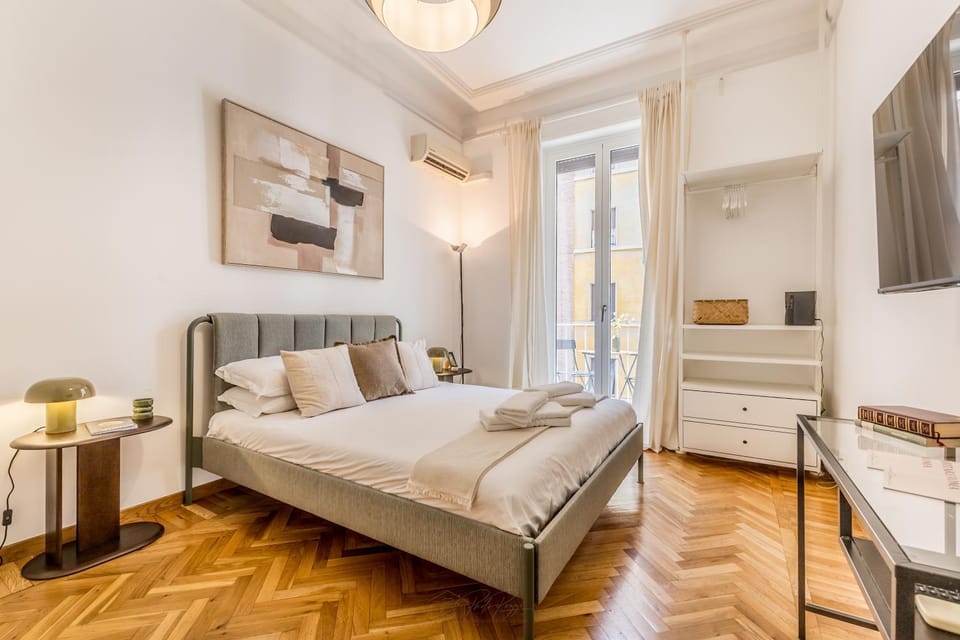 Bed, TV and multimedia, Photo of the whole room, Bedroom