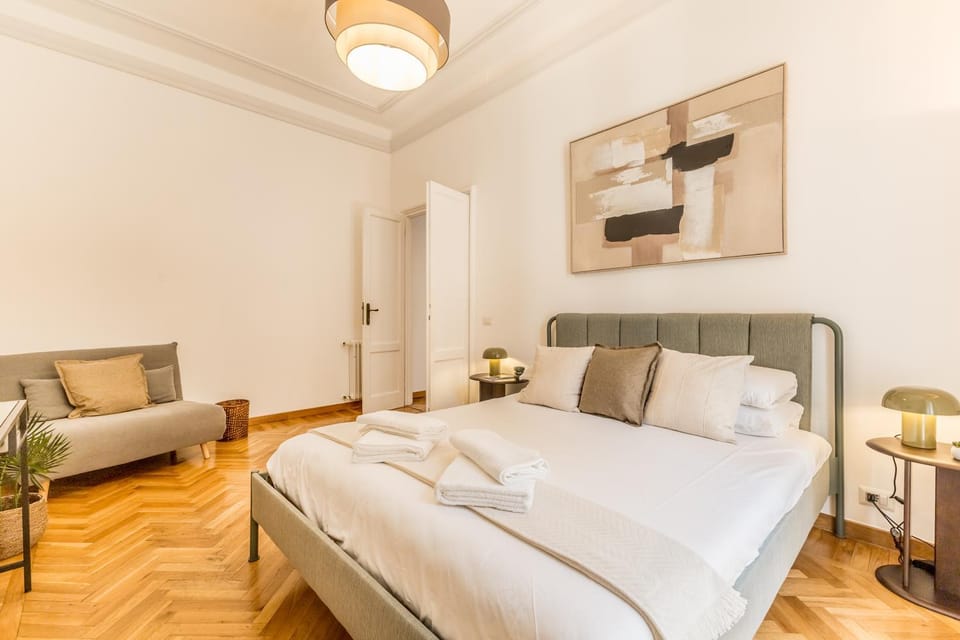 Bed, Photo of the whole room, Bedroom, towels