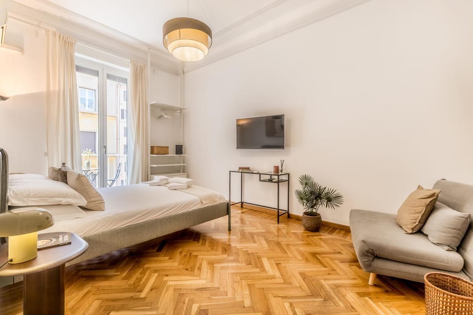 Bed, TV and multimedia, Photo of the whole room, Bedroom