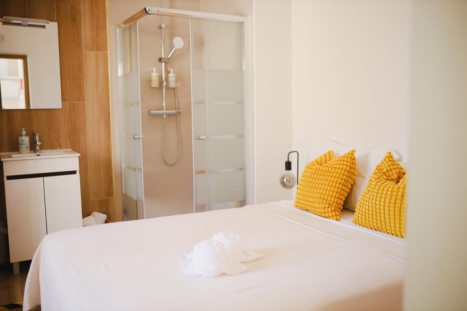 Bed, Bathroom, Photo of the whole room, Bedroom, towels