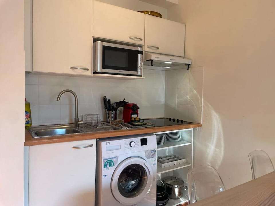 Kitchen or kitchenette, stove, toaster, washing machine