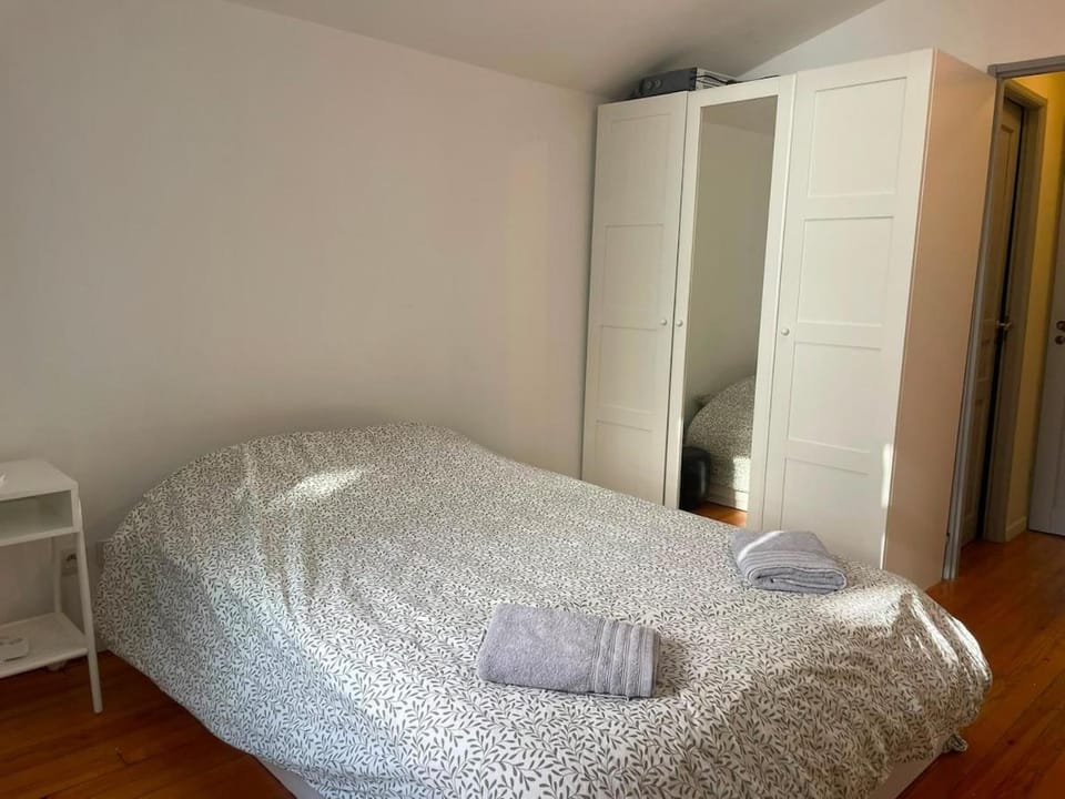Bed, Photo of the whole room, Bedroom, towels, wardrobe