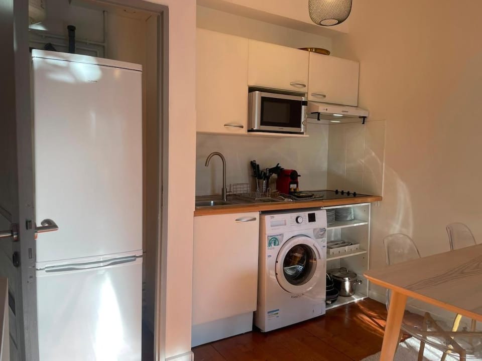 Kitchen or kitchenette, Dining area, stove, toaster, washing machine