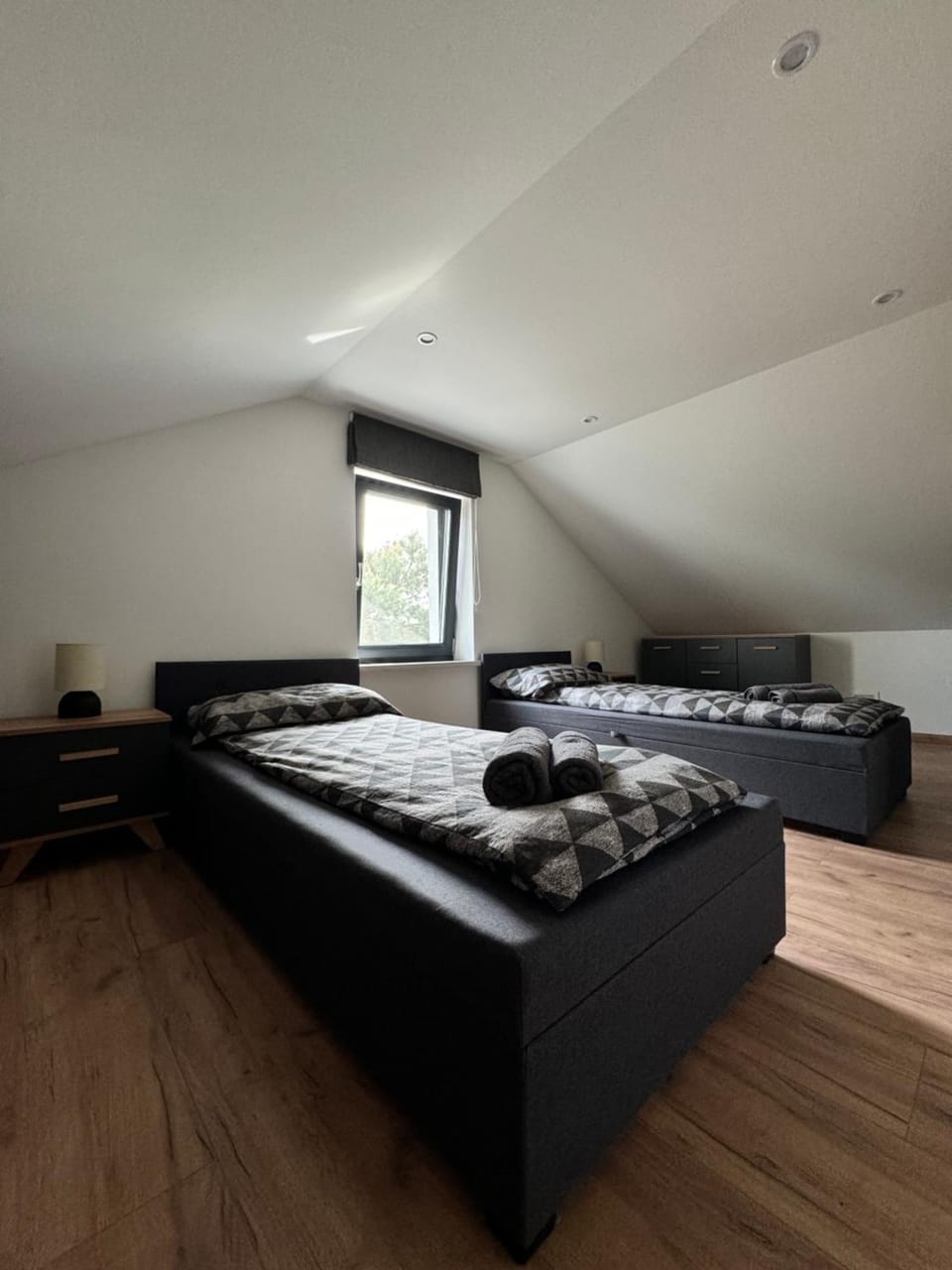 Bed, Seating area, Bedroom