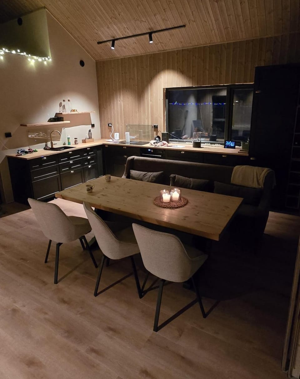 Kitchen or kitchenette, Dining area