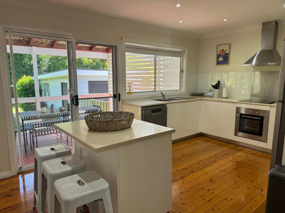 Rubys Retreat, 44 Achilles Street - pet friendly, aircon, wifi & boat parking House in Nelson Bay