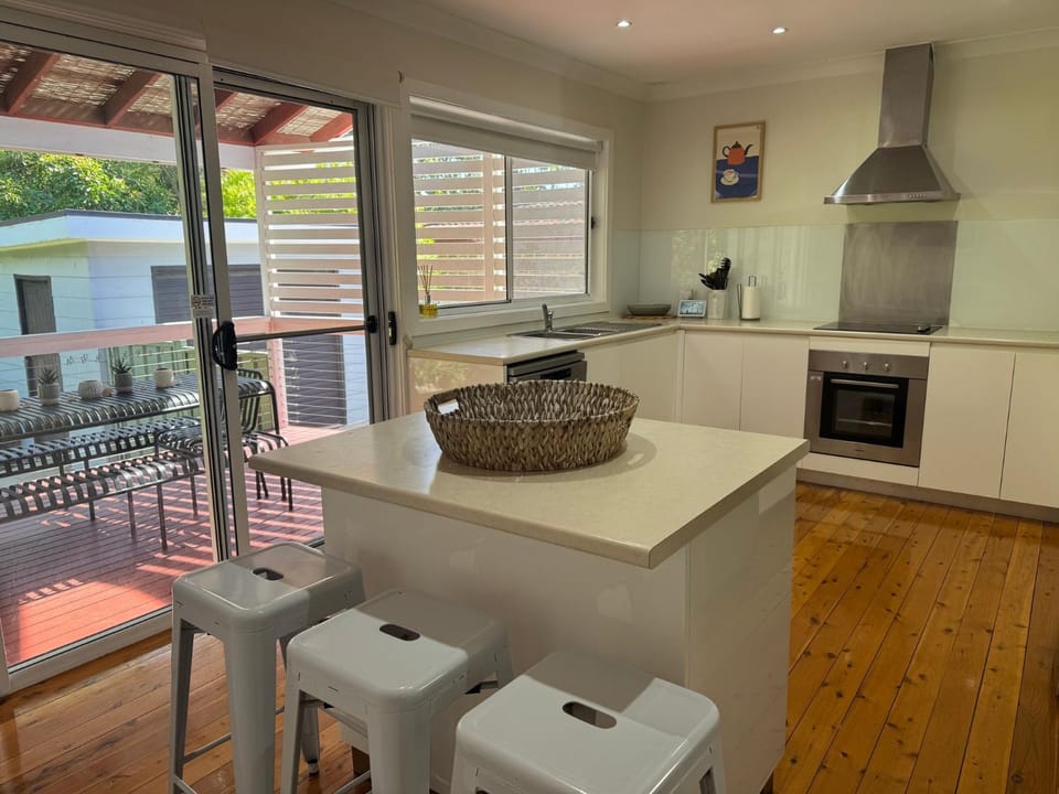 Rubys Retreat, 44 Achilles Street - pet friendly, aircon, wifi & boat parking House in Nelson Bay