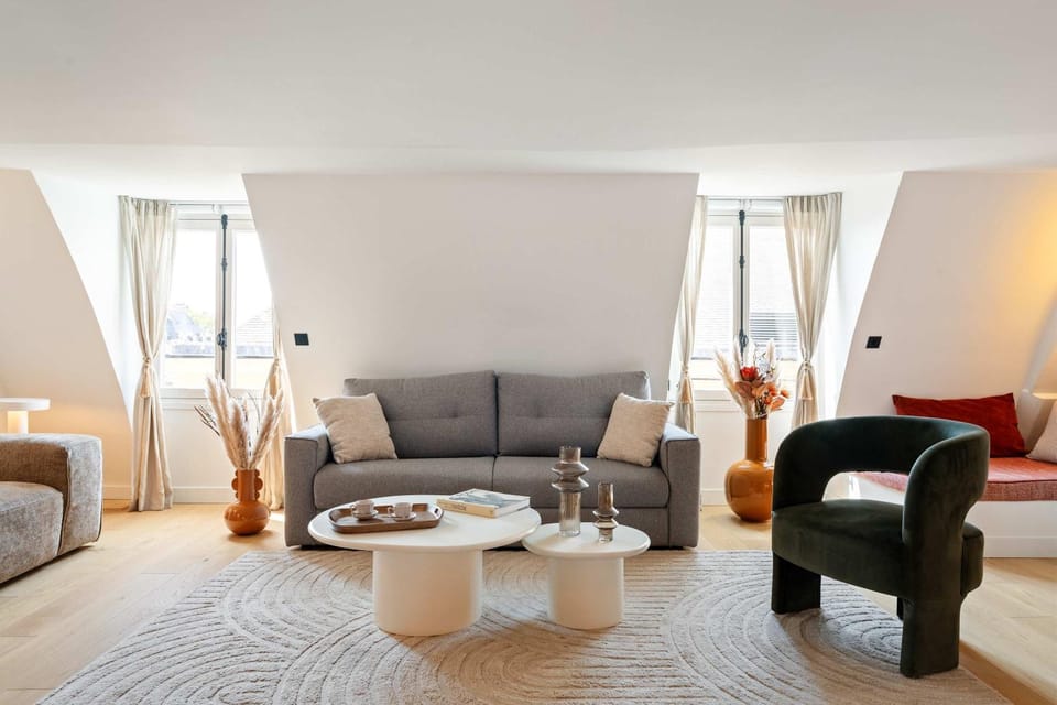 Bed, Living room, Seating area
