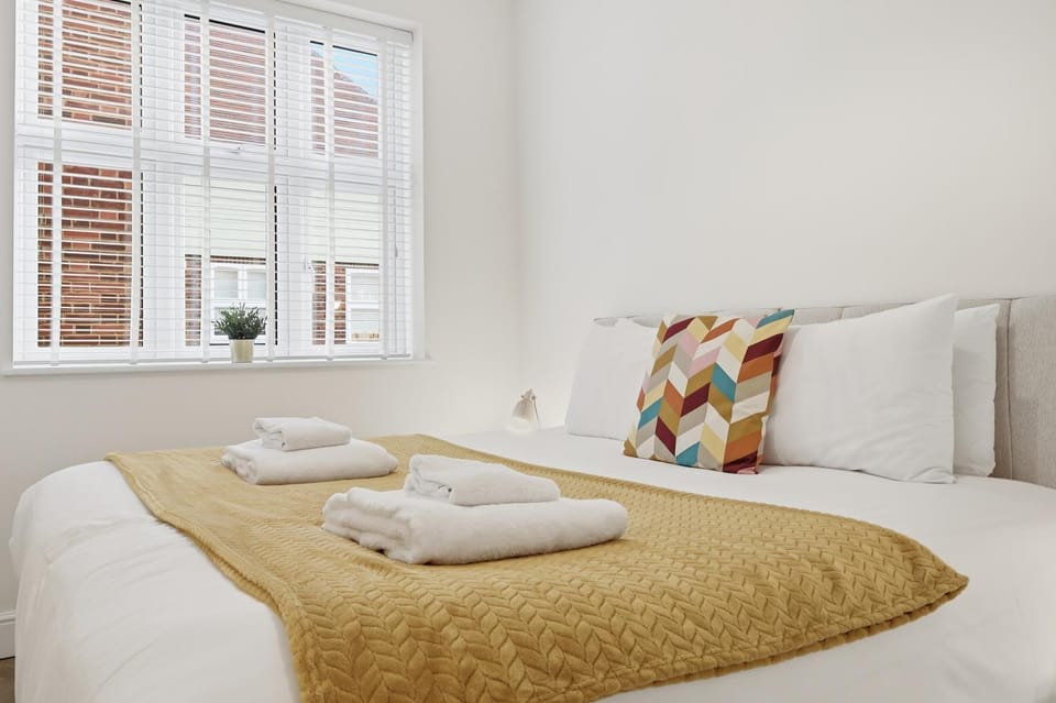 Bed, Photo of the whole room, Bedroom, towels
