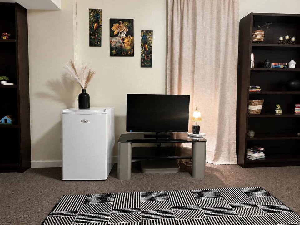 Communal lounge/ TV room, TV and multimedia, Decorative detail