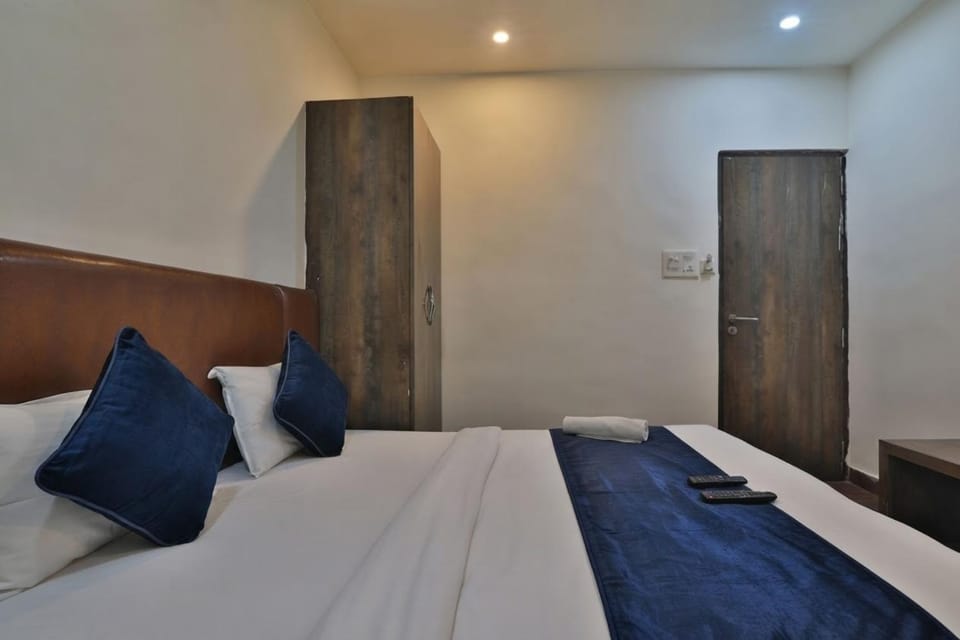Bed, Photo of the whole room, Bedroom, wardrobe