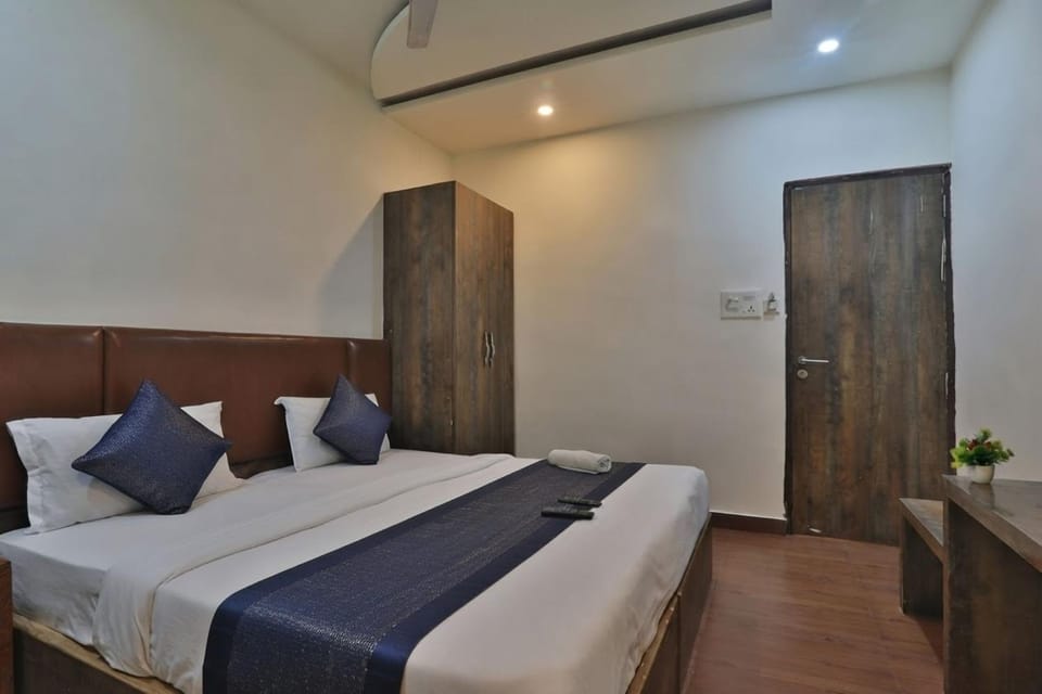 Bed, Photo of the whole room, Bedroom, wardrobe, air conditioner
