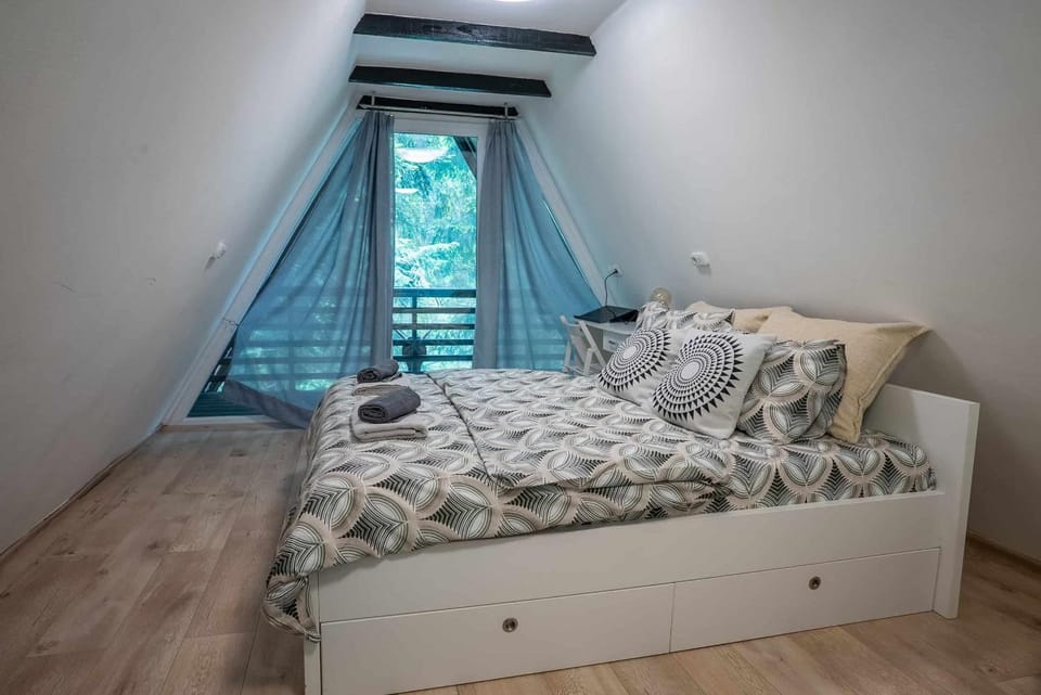 Bed, Photo of the whole room, Bedroom