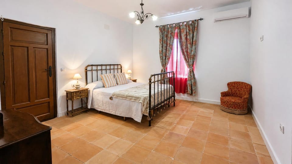 Bed, Photo of the whole room, Bedroom, wardrobe, air conditioner