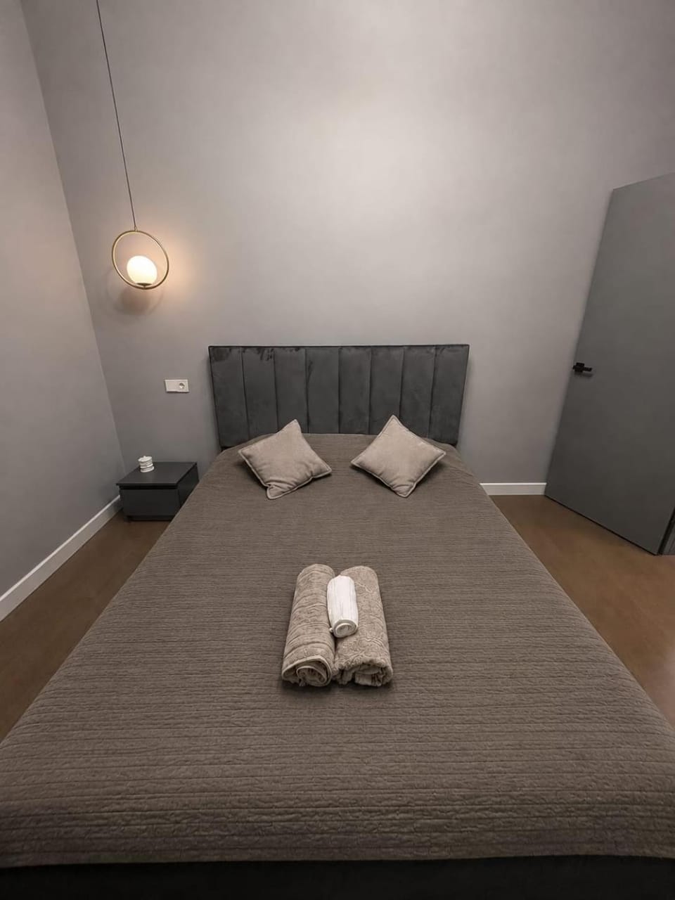 Bed, Photo of the whole room, Bedroom, towels