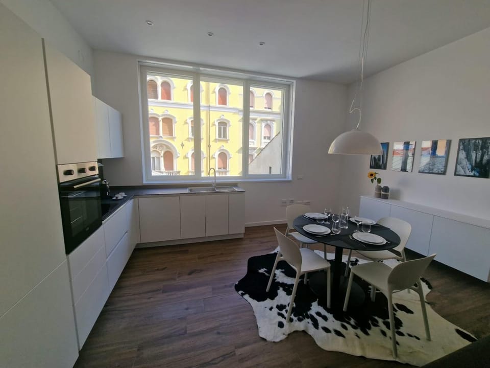 Kitchen or kitchenette, Dining area
