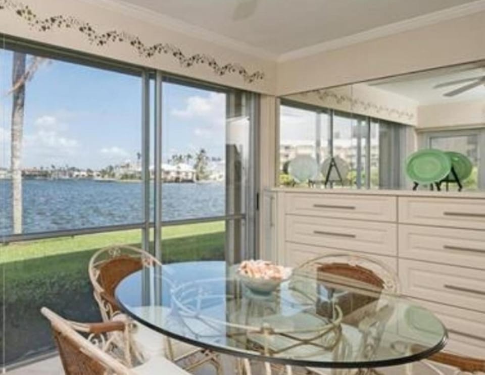 Three Bedroom Bayfront Retreat Near the Beach Apartment in Naples