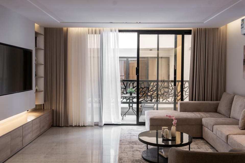 شقه 3 غرف نوم و غرفة عاملة بصالة وشرفة دخول ذاتي Apartment in Al Khobar
