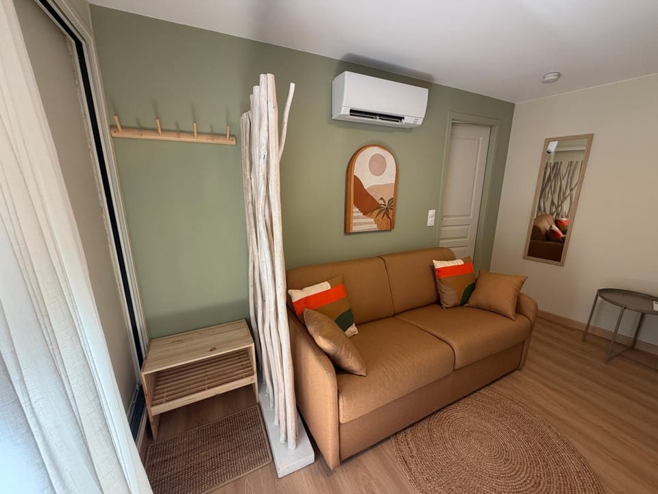 Living room, Seating area, air conditioner