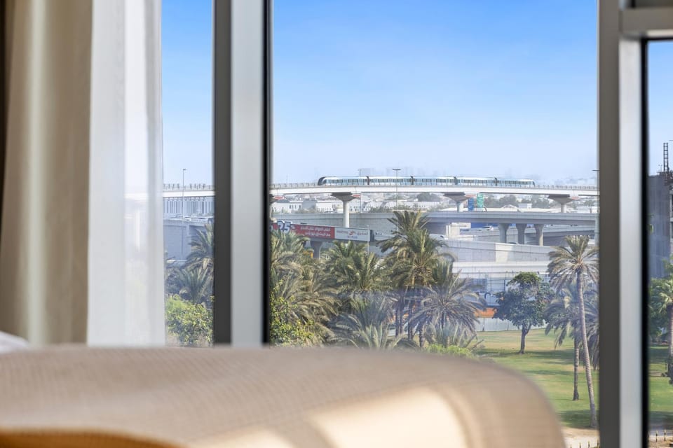 Bed, Day, Natural landscape, View (from property/room), Balcony/Terrace, Photo of the whole room, Bedroom, City view